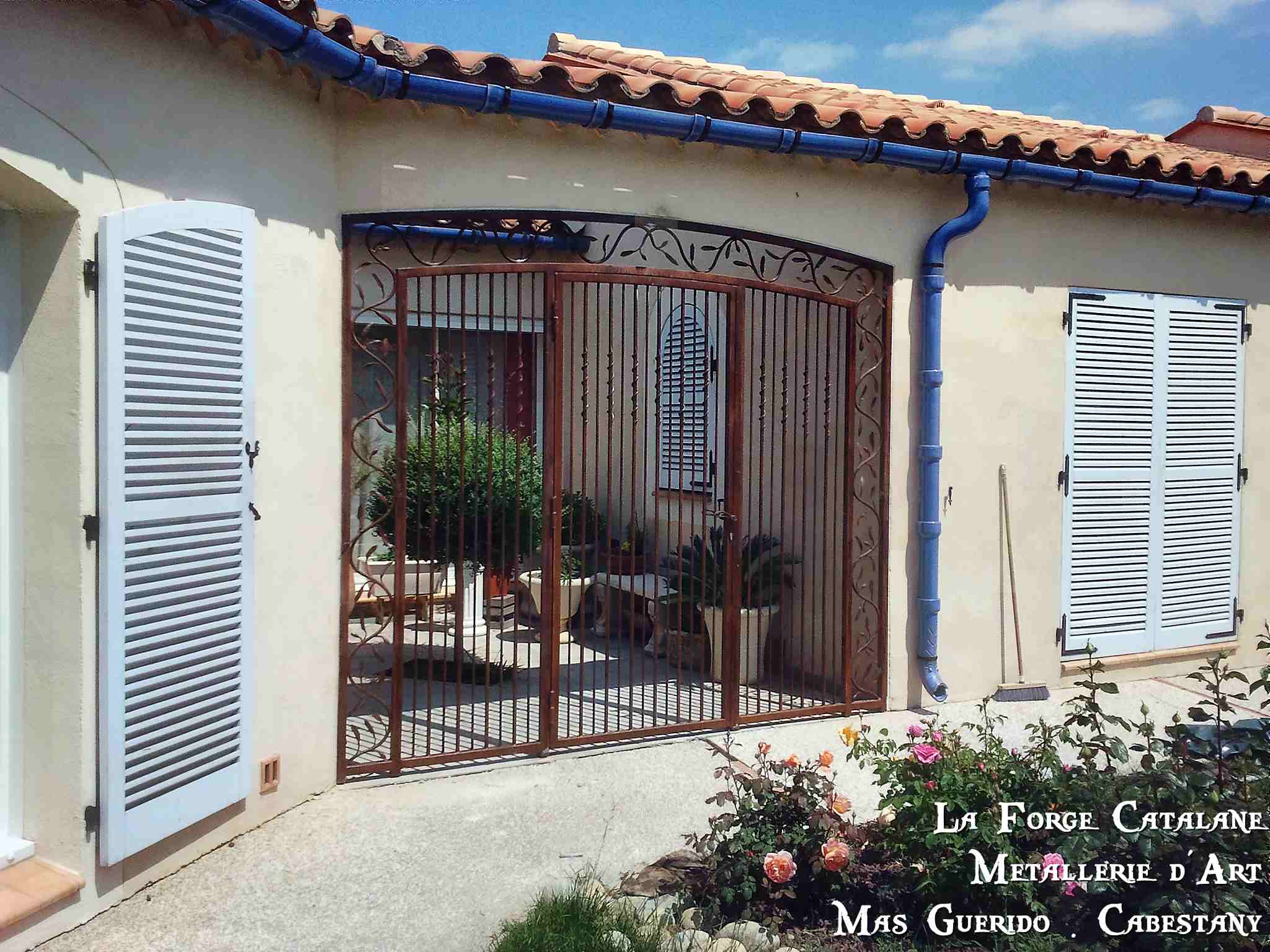 grille articulee patio barreaudages vertical inspiration olivier forge catalane.jpg